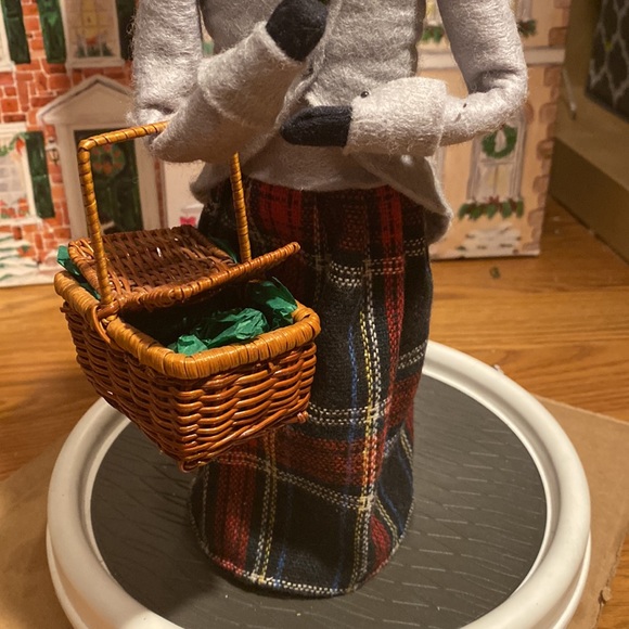 Byers Choice Carolers - Woman holding basket - Picture 5 of 12